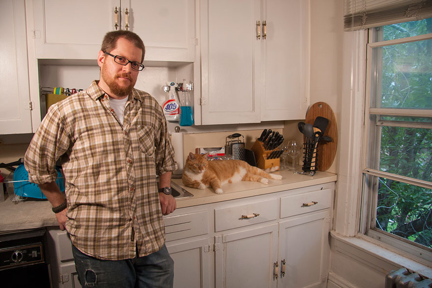 Este fotógrafo desafía el estereotipo de la "vieja loca de los gatos" haciendo fotos de hombres con sus gatos