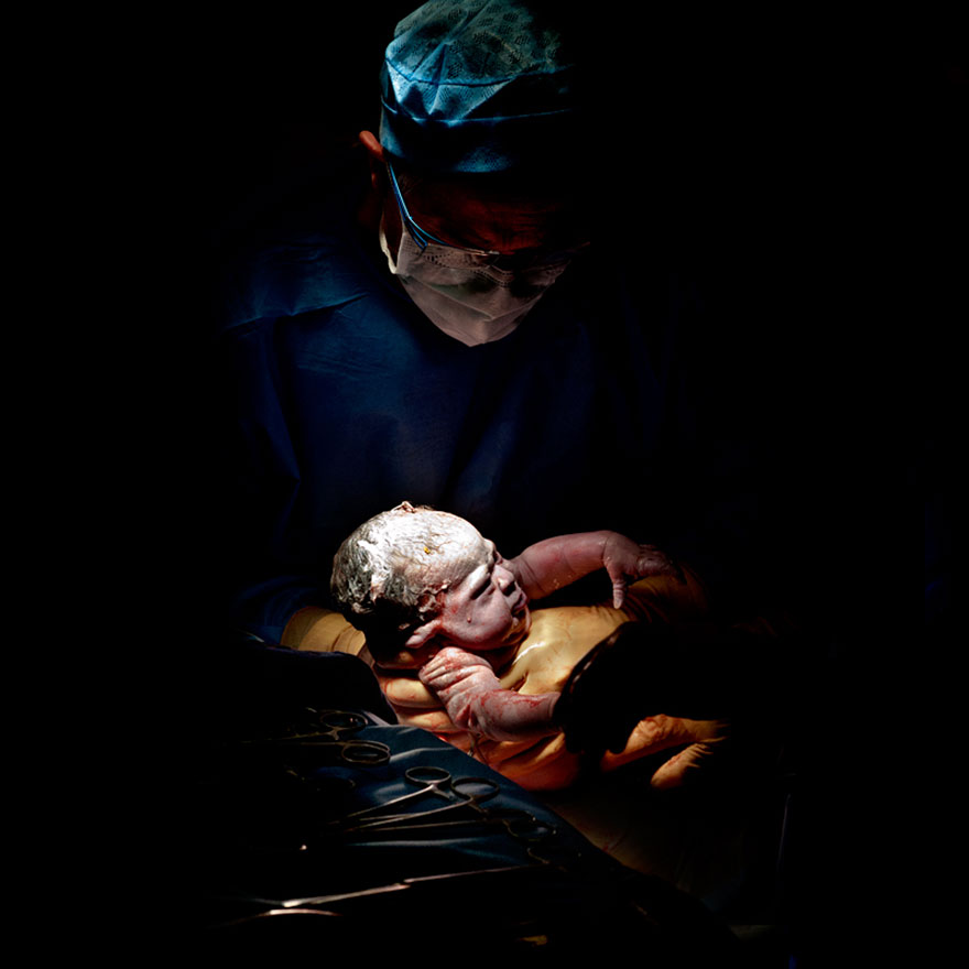 Estas fotografías de bebés fueron tomadas segundos después de su nacimiento