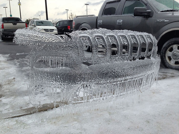 Esta es la cáscara helada del morro de los coches que queda tras una tormenta de hielo