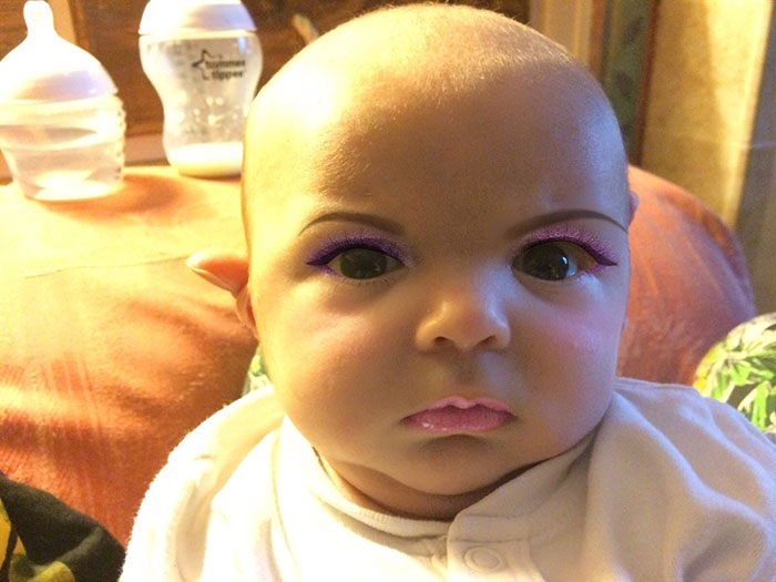 Esta madre probó una aplicación de maquillaje en su hijo de 7 semanas
