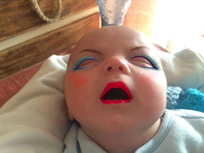 Esta madre probó una aplicación de maquillaje en su hijo de 7 semanas
