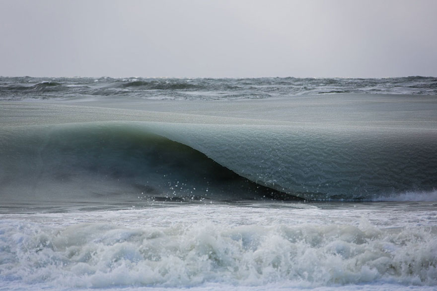 Olas de granizado baten la costa de Nantucket a causa del frío extremo