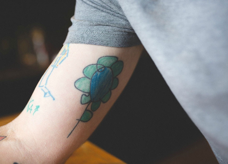 Este padre ha estado tatuándose en el brazo los dibujos de su hijo desde los 5 años
