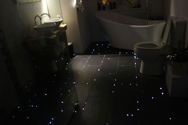 Este hombre convirtió el suelo del cuarto de baño en un cielo estrellado
