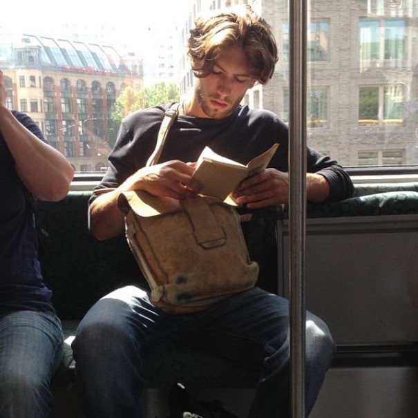 "Tíos buenos leyendo" libros en el tren es el Instagram de moda ahora mismo
