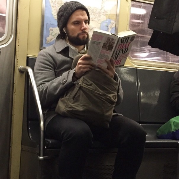 "Tíos buenos leyendo" libros en el tren es el Instagram de moda ahora mismo