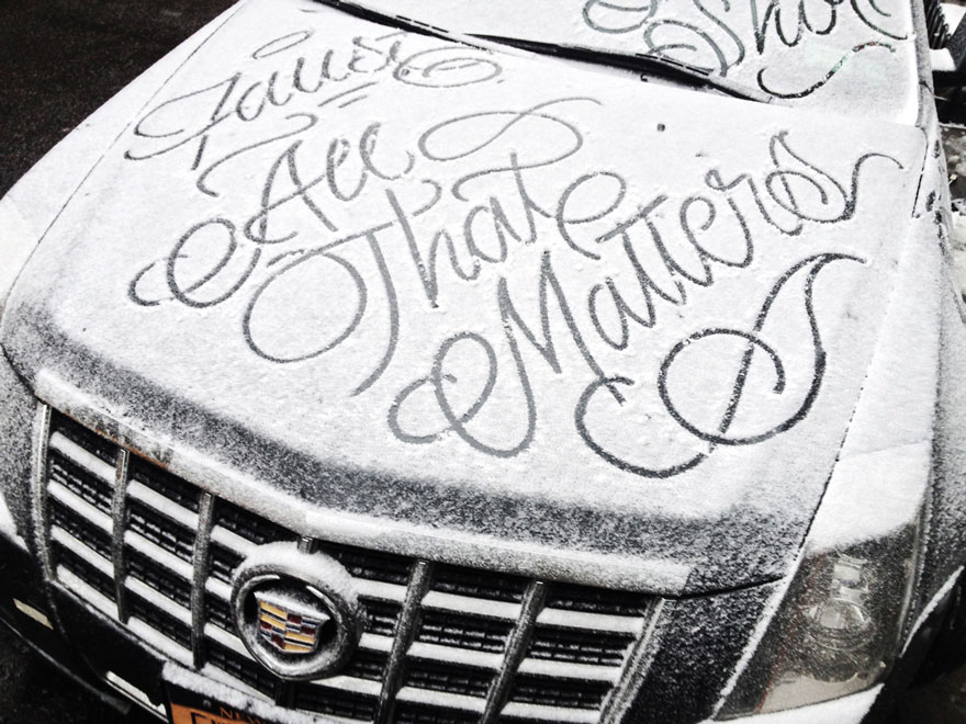 Un misterioso artista callejero deja bonitos mensajes tipográficos en los coches nevados de Nueva York