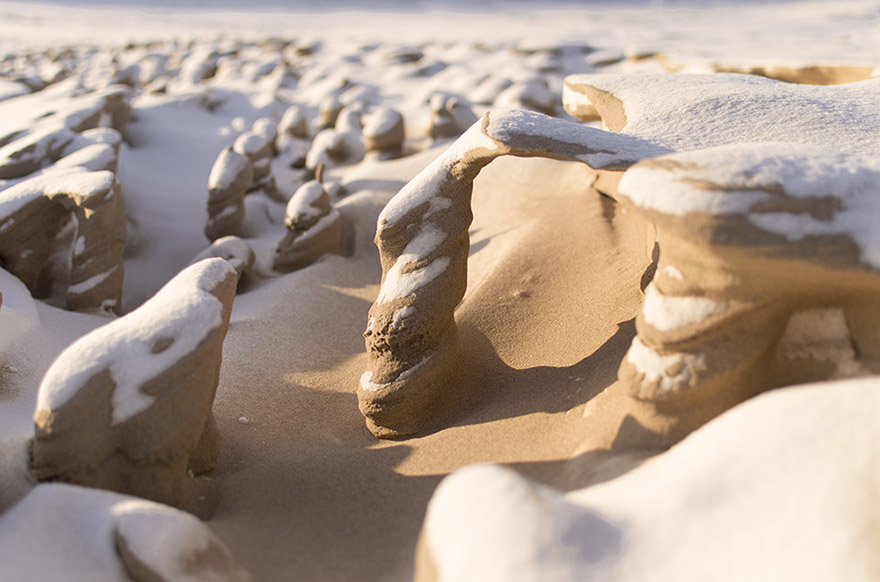 El viento forma extrañas torres de arena helada en la orilla del lago Michigan