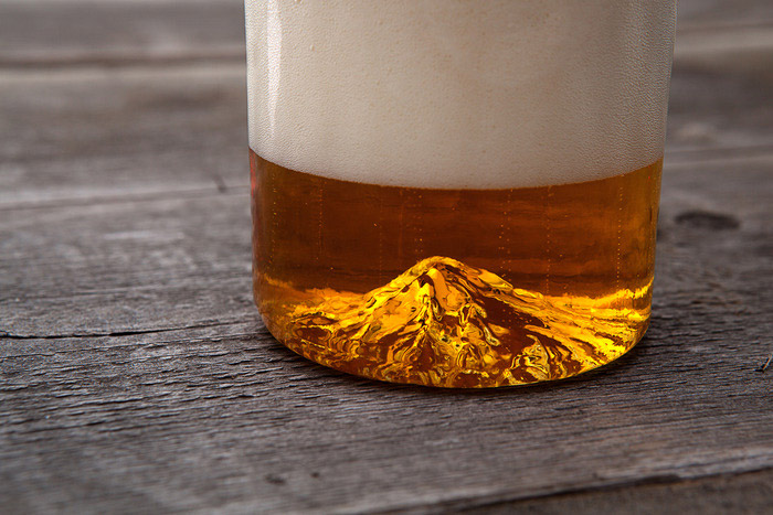 El majestuoso monte Hood se alza desde la base de este vaso de cerveza hecho a mano