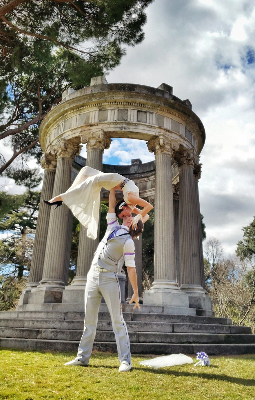 Esta pareja de acróbatas se ha casado en 38 lugares del mundo durante 83 días