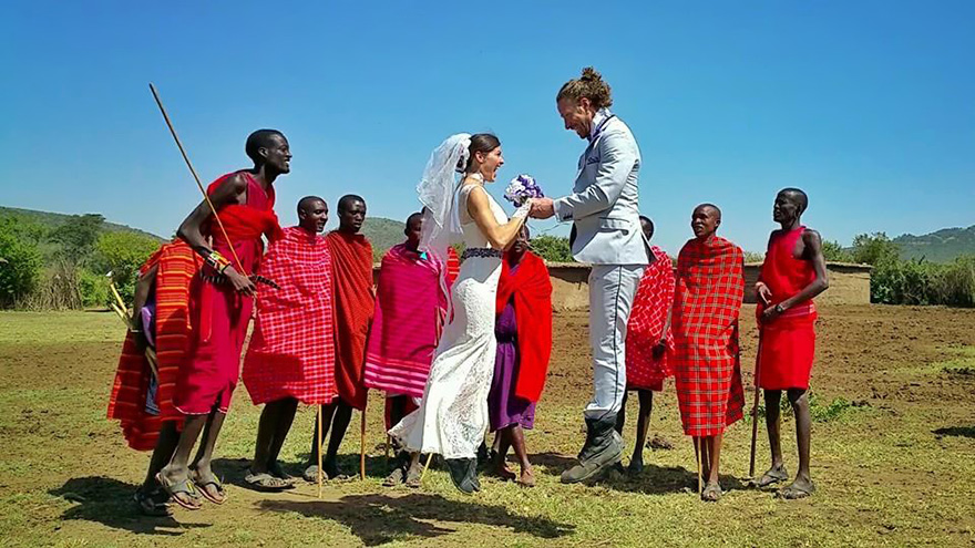 Esta pareja de acróbatas se ha casado en 38 lugares del mundo durante 83 días