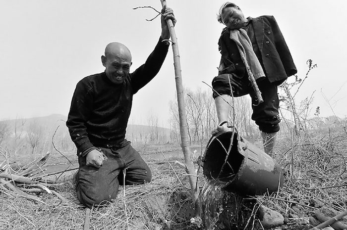 Un hombre ciego y su amigo sin brazos han plantado 10.000 árboles en China en 10 años