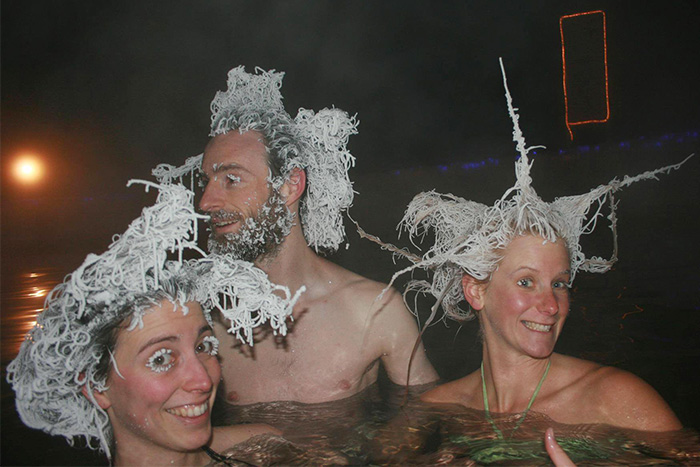 Estos canadienses se hacen divertidos peinados congelados gracias al frío y las fuentes termales