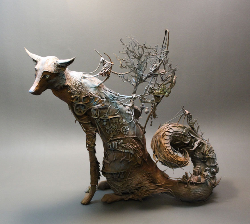 Esta escultora combina animales y plantas en esculturas sobrenaturales