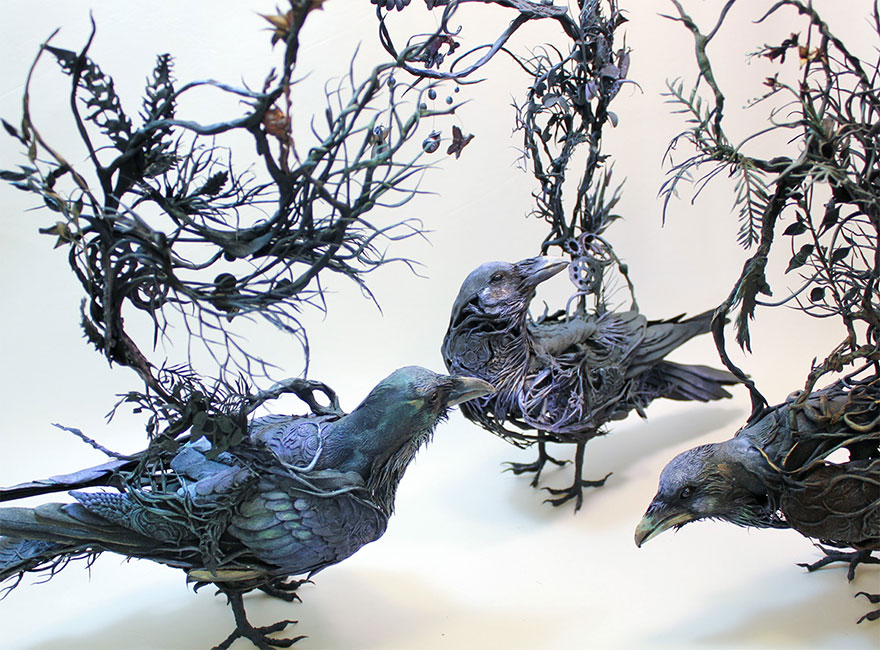 Esta escultora combina animales y plantas en esculturas sobrenaturales