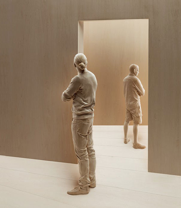 Estas estatuas humanas de madera tan realistas han sido talladas a mano por Peter Demetz