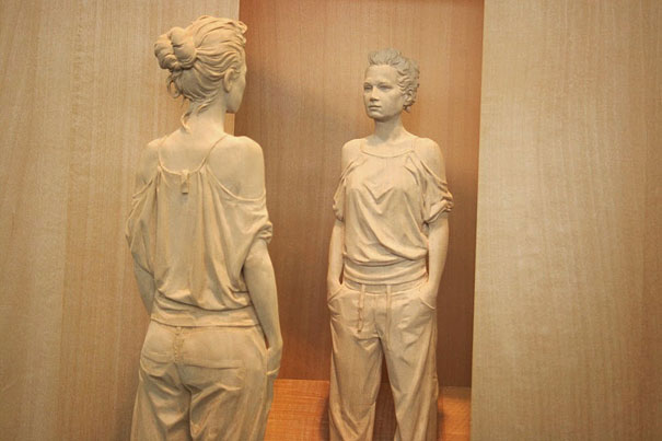Estas estatuas humanas de madera tan realistas han sido talladas a mano por Peter Demetz