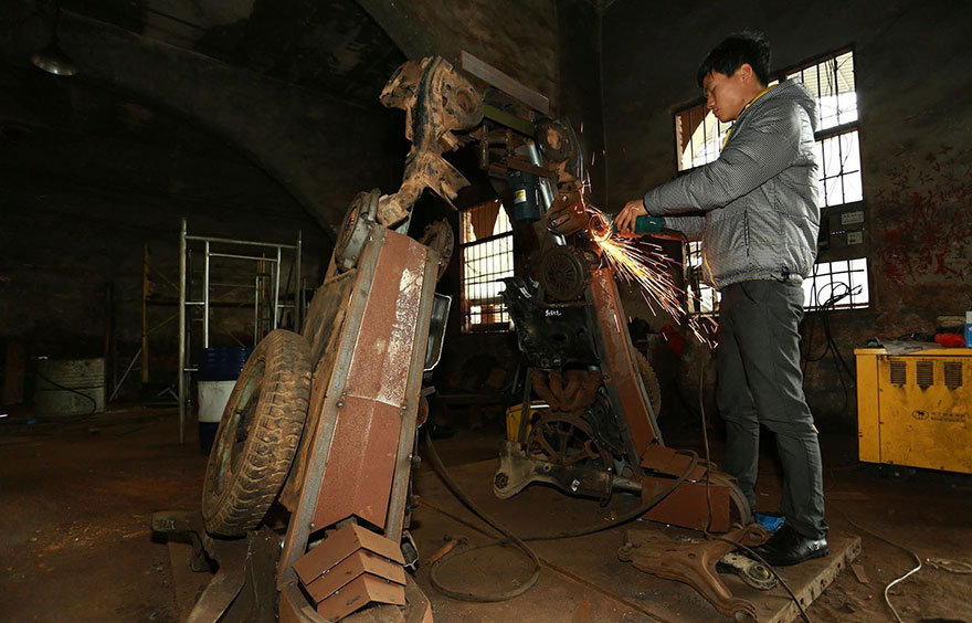 Este granjero chino y su hijo construyen Transformers a partir de chatarra
