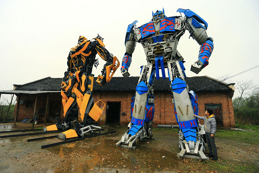 Este granjero chino y su hijo construyen Transformers a partir de chatarra