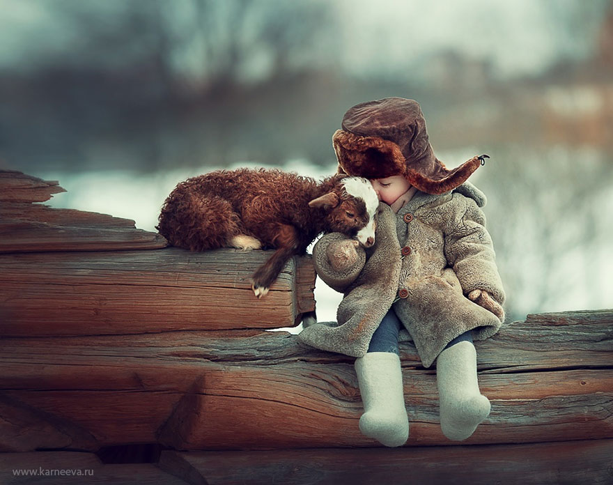Niños y animales se hacen amigos en las fotos de la fotógrafa rusa Elena Karneeva