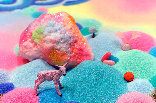 Esta artista utiliza miles de golosinas para transformar recintos en un mundo de dulces