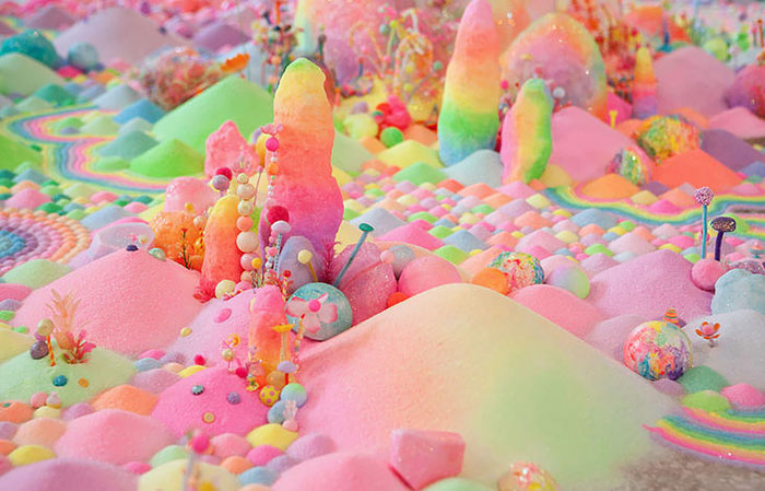Esta artista utiliza miles de golosinas para transformar recintos en un mundo de dulces