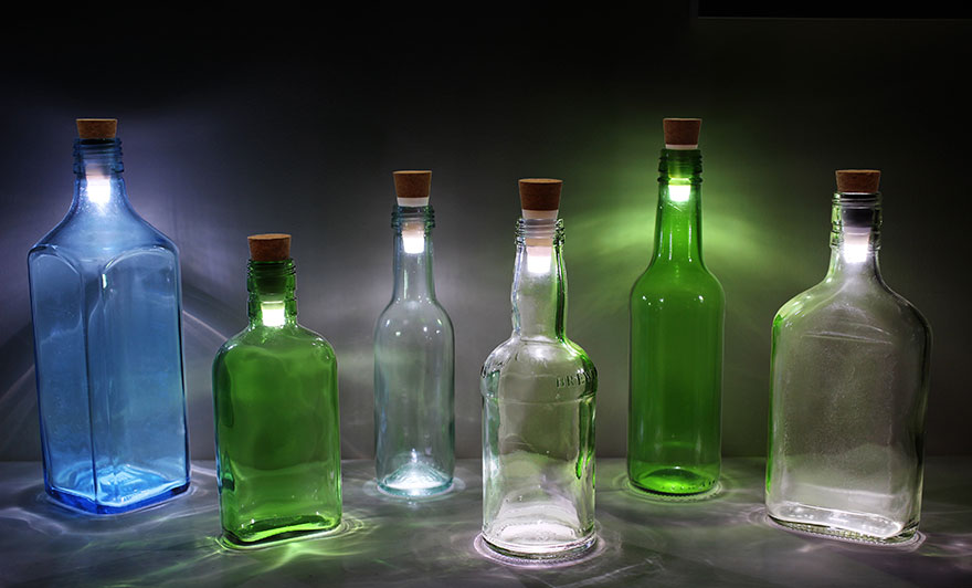 Convierte las botellas usadas en lámparas con estos corchos LED recargables