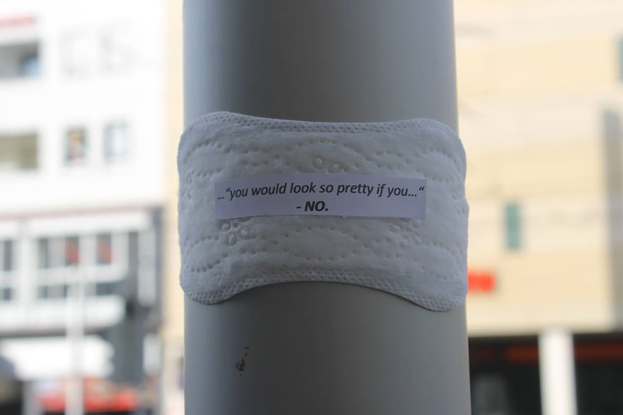 Esta mujer ha pegado mensajes feministas escritos en compresas por toda su ciudad