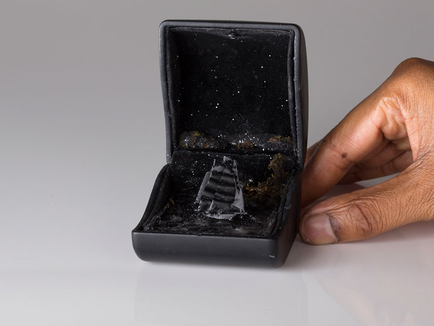 Estos diminutos dioramas históricos están escondidos dentro de antiguas cajas de anillos