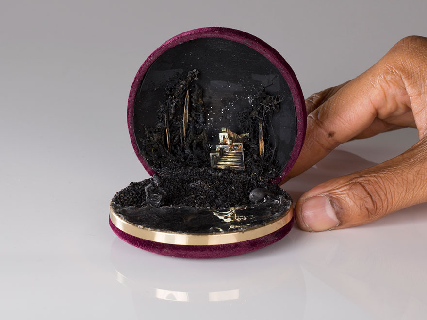 Estos diminutos dioramas históricos están escondidos dentro de antiguas cajas de anillos
