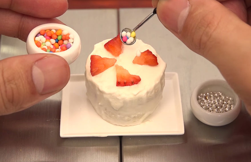 Esta tarta diminuta ha sido creada con utensilios diminutos en una cocina diminuta