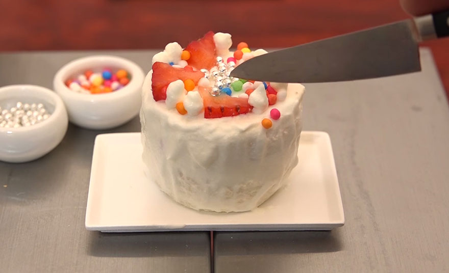 Esta tarta diminuta ha sido creada con utensilios diminutos en una cocina diminuta