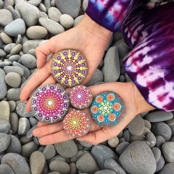 Esta artista pinta piedras marinas con miles de puntitos para crear coloridos mandalas
