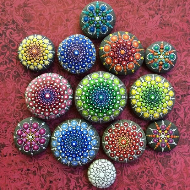 Esta artista pinta piedras marinas con miles de puntitos para crear coloridos mandalas