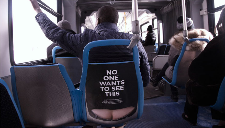Estos anuncios en los asientos del autobús muestran la "hucha" para concienciar sobre el cáncer de colon