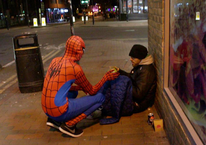 Un Spiderman anónimo reparte comida a los indigentes para demostrar que todos podemos ser héroes