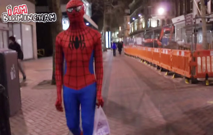 Un Spiderman anónimo reparte comida a los indigentes para demostrar que todos podemos ser héroes