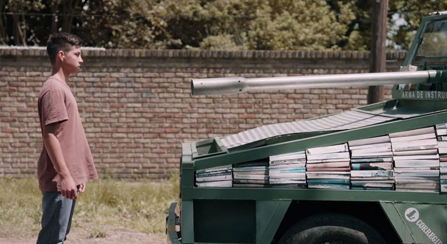 Arma de Instrucción Masiva: Un artista argentino crea un tanque que regala libros