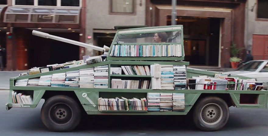 Arma de Instrucción Masiva: Un artista argentino crea un tanque que regala libros