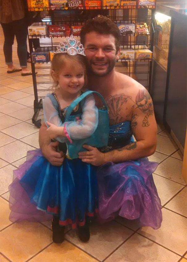 Esta niña temía ir de princesa a ver Cenicienta al cine, así que su tío hizo esto