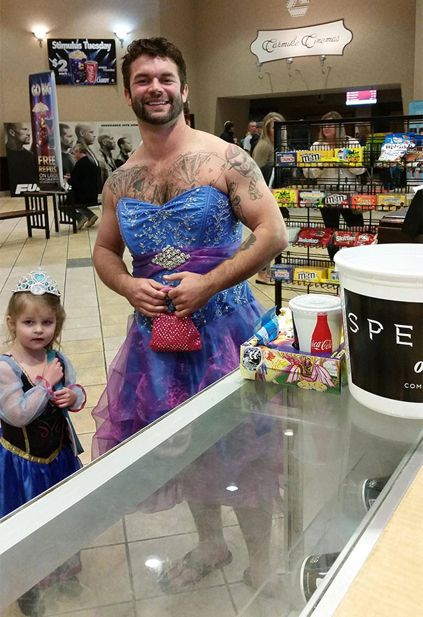 Esta niña temía ir de princesa a ver Cenicienta al cine, así que su tío hizo esto