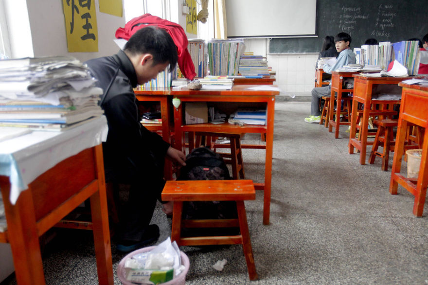 Durante 3 años este estudiante ha llevado a cuestas a clase a su compañero minusválido