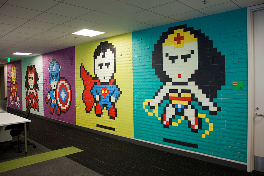 Trabajadores utilizan 8,024 pósits para convertir las paredes aburridas de la oficina en murales de superhéroes