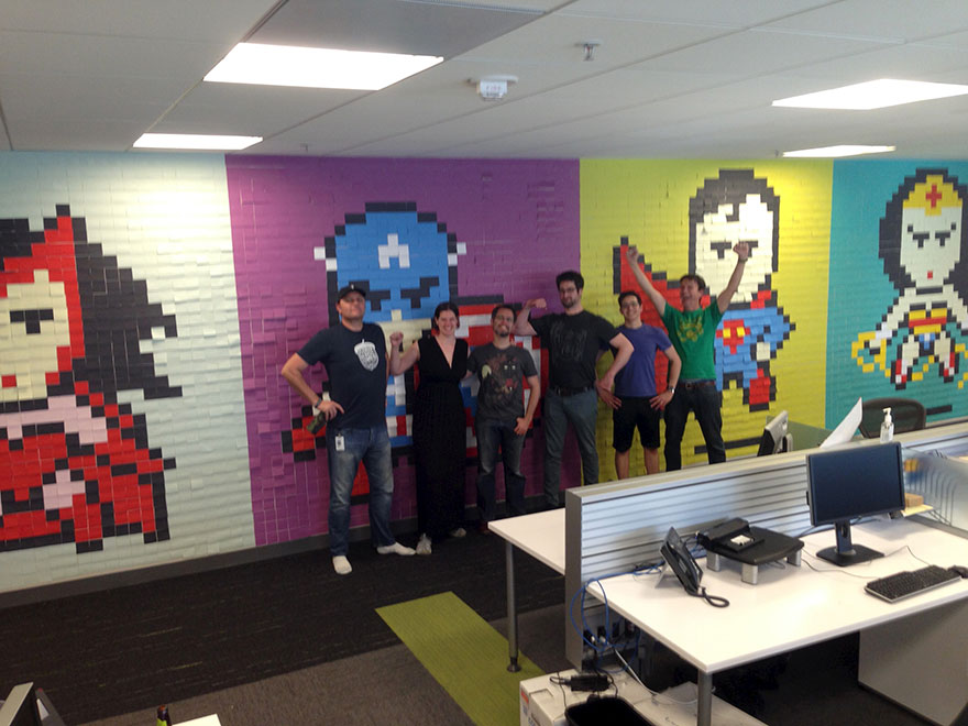 Trabajadores utilizan 8,024 pósits para convertir las paredes aburridas de la oficina en murales de superhéroes