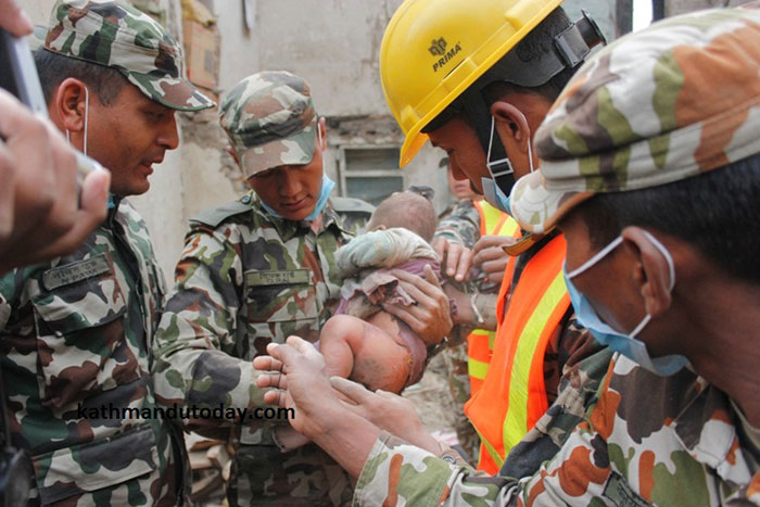 Un bebé de 4 meses atrapado por el terremoto de Nepal fue al fin rescatado con vida