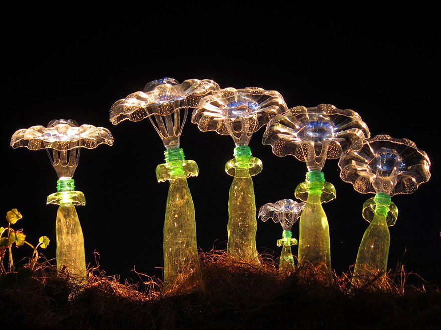 Botellas PET recicladas en esculturas de plantas y animales por Veronika Richterová