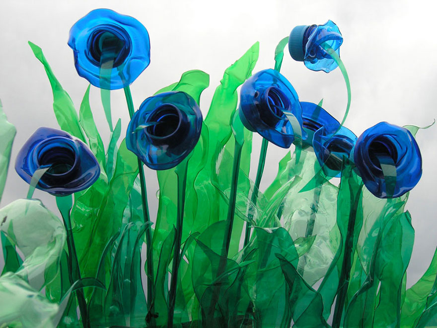 Botellas PET recicladas en esculturas de plantas y animales por Veronika Richterová