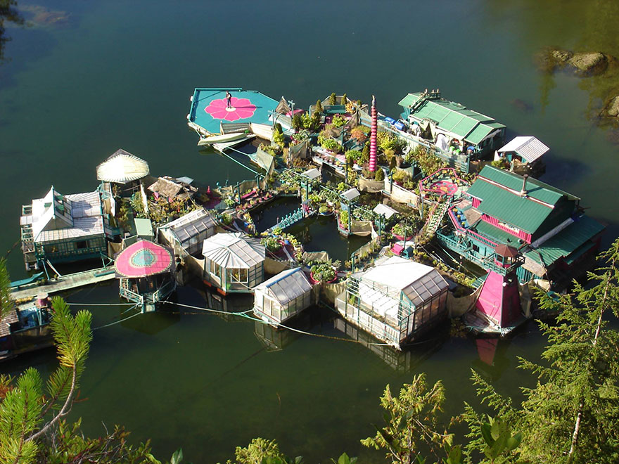 Esta pareja ha pasado 20 años construyendo una isla flotante sostenible para vivir de modo autosuficiente