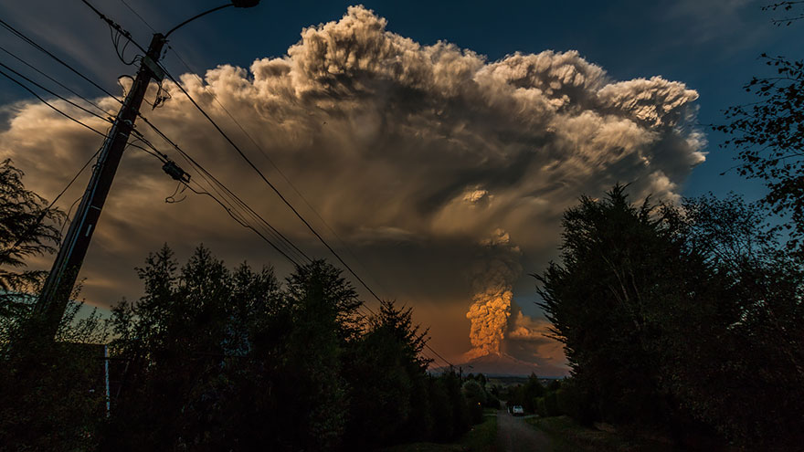 15 Fotos alucinantes del volcán en erupción en Chile que ha forzado a evacuar a 4000 personas