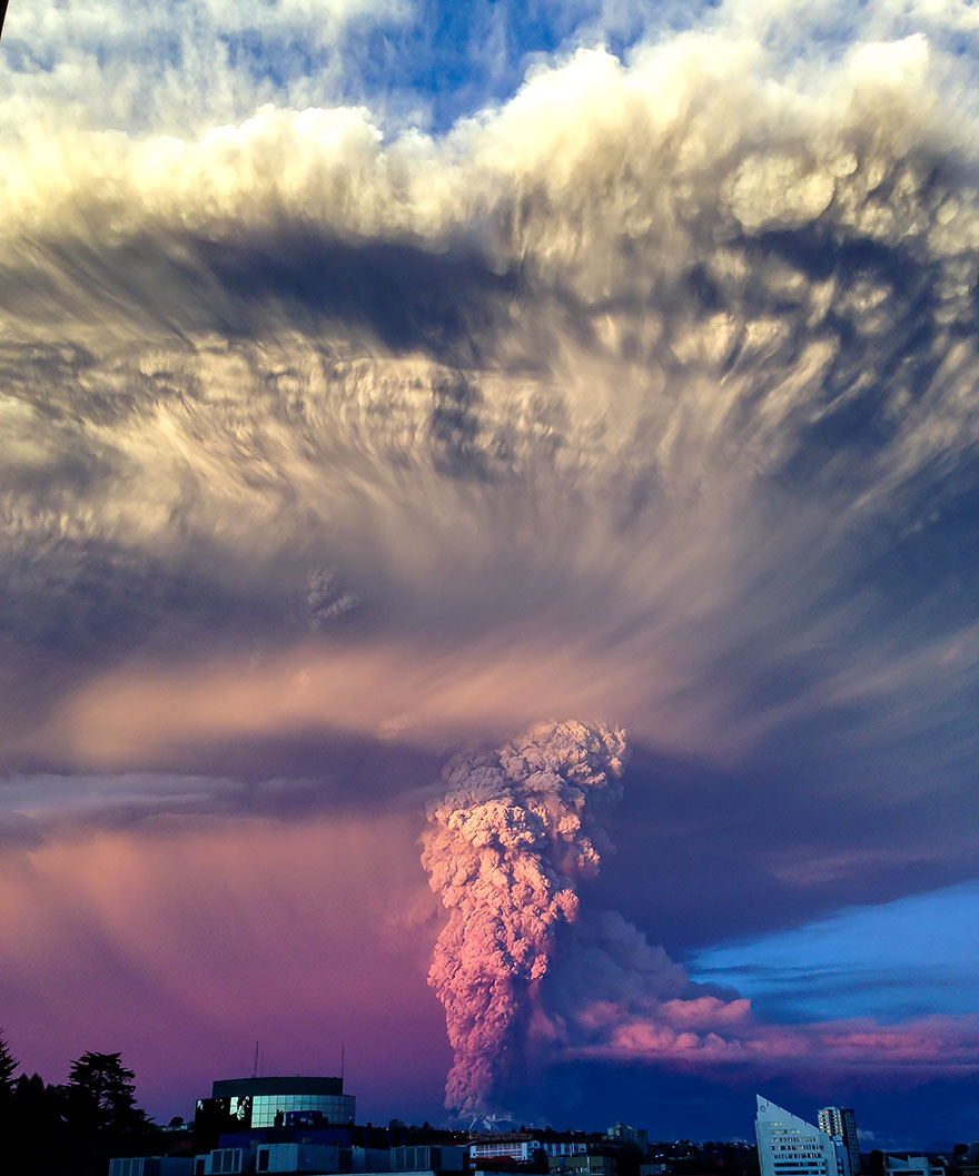 15 Fotos alucinantes del volcán en erupción en Chile que ha forzado a evacuar a 4000 personas